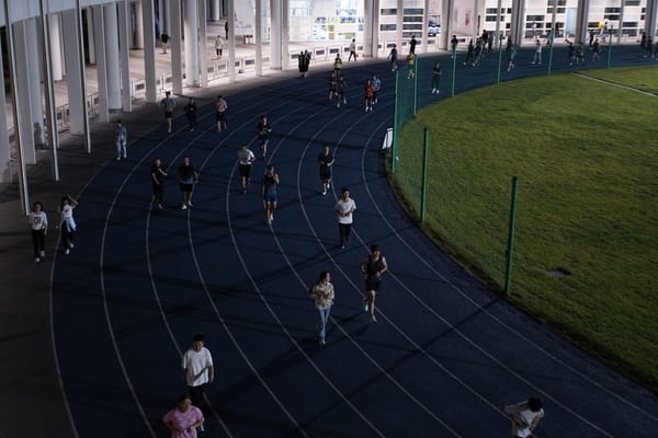 Беговые клубы лета 2026: как пробежка по набережной заменила россиянам бар после работы